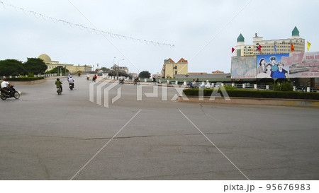 ベトナム・モンカイ市のロータリー / Mong Cai, Vietnam 95676983