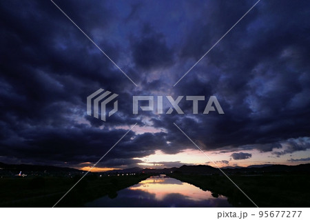 上層雲が朝焼けした秋の夜明け空・超広角・空主体・221011am 上層雲が朝焼けした秋の夜明け空・超広角・空主体・221011am 95677277