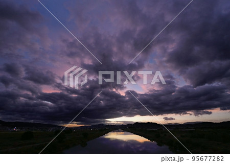 上層雲が朝焼けした秋の夜明け空・超広角・空主体・221011am 95677282