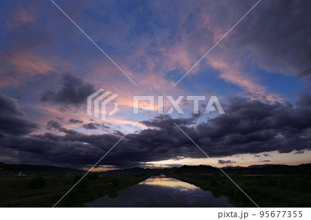 上層雲が朝焼けした秋の夜明け空と映り込む川面・超広角・空主体・221011am 95677355