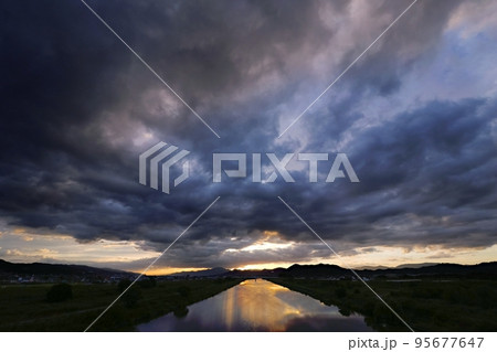 上層雲が朝焼けした爽やかな秋の朝空と映り込む川面・超広角・空主体・221011am 95677647