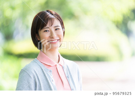 女性、介護、介護福祉士、看護師、介護士、シニア、笑顔、介護職、介護スタッフ、老人ホーム、特養 女性、介護、介護福祉士、看護師、介護士、シニア、笑顔、介護職、介護スタッフ、老人ホーム、特養 95679325