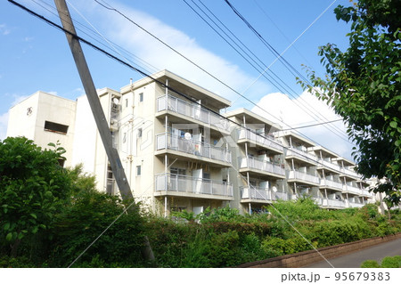 東京調布市にある都営仙川アパート（緑ヶ丘団地） 95679383