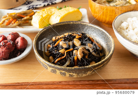 食卓のひじきの煮物　和食　おかず 95680079