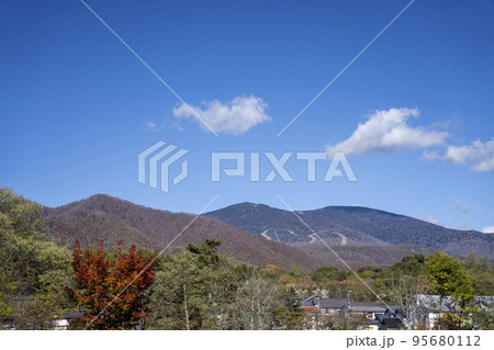 秋の裏磐梯ビジターセンターからみた西大巓と西吾妻山　福島県北塩原村 95680112