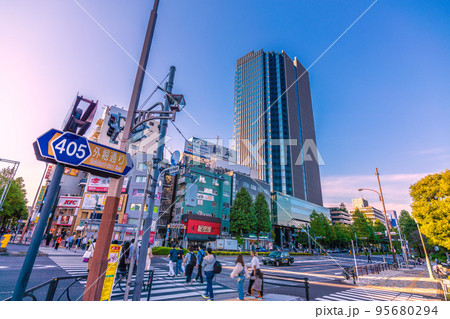 日本の東京都市景観 10月。四ツ谷駅前の外掘通りやコモレ四谷などを望む 日本の東京都市景観 10月。四ツ谷駅前の外掘通りやコモレ四谷などを望む 95680294