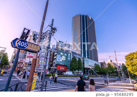 日本の東京都市景観　10月。四ツ谷駅前の外掘通りやコモレ四谷などを望む 95680295