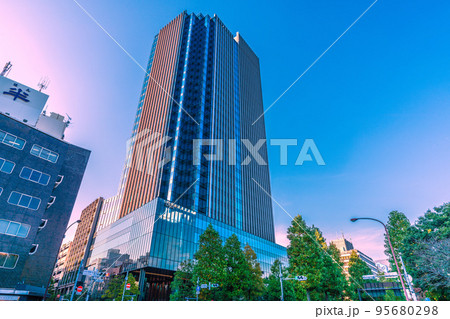 日本の東京都市景観　10月。四ツ谷駅前の外掘通りに面するコモレ四谷などを望む 95680298