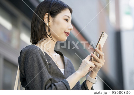 スマートフォンを操作する若い女性 95680330