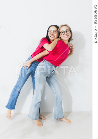 ピンクのTシャツのツインズ 95680691