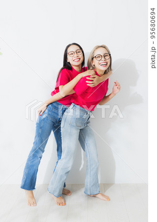 ピンクのTシャツのツインズ 95680694