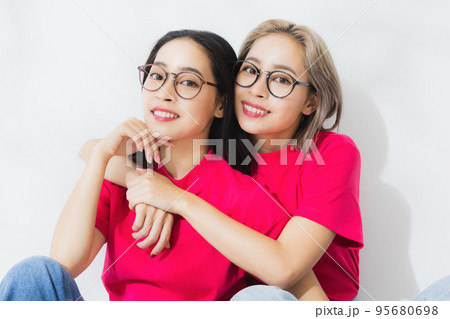 ピンクのTシャツのツインズ 95680698