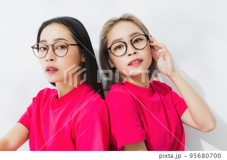 ピンクのTシャツのツインズ 95680700