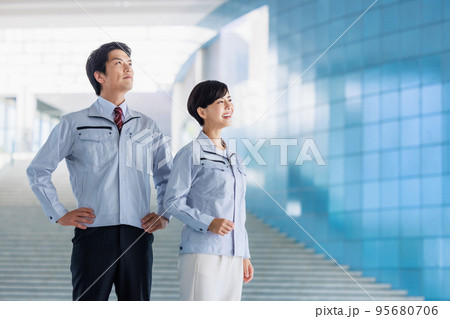 作業服を着た男女エンジニア 95680706