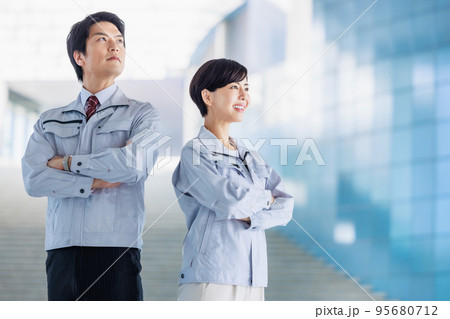 作業服を着た男女エンジニア 作業服を着た男女エンジニア 95680712