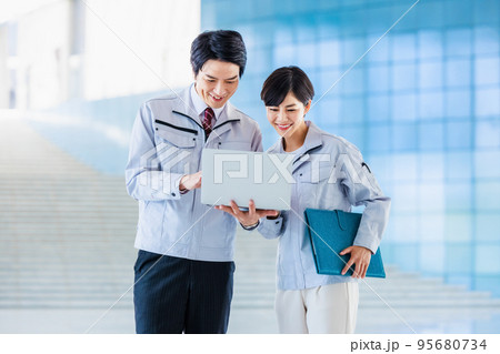 建設現場を視察する作業スタッフ 95680734