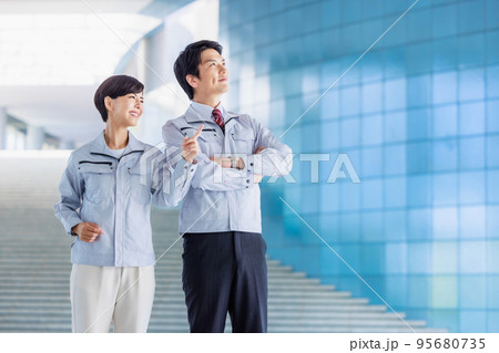 作業服を着た男女エンジニア 95680735