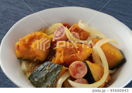 カボチャと玉ねぎの炒め物(手料理) カボチャと玉ねぎの炒め物(手料理) 95680843