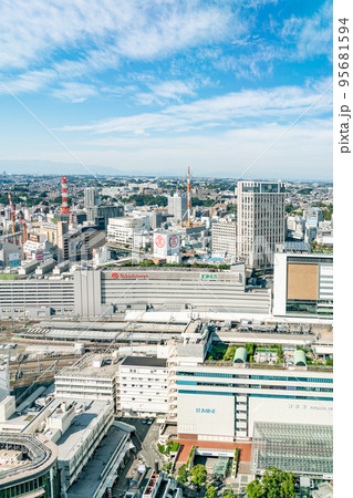 【神奈川県】横浜駅と周辺の街並み 95681594