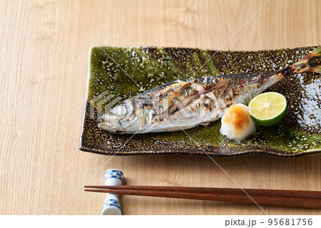 鯵の塩焼き 95681756
