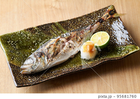 鯵の塩焼き 95681760