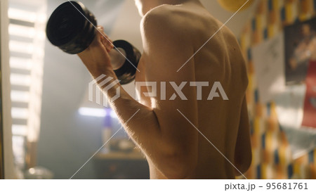 Closeup bare upper body of young muscular...の写真素材 [95681761