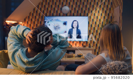 Couple watching TV news about polio in water 95682020