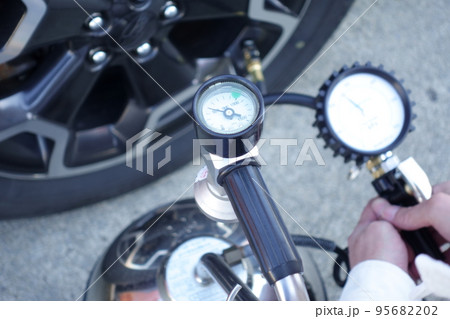 タイヤの空気圧のチェック タイヤの空気圧のチェック 95682202