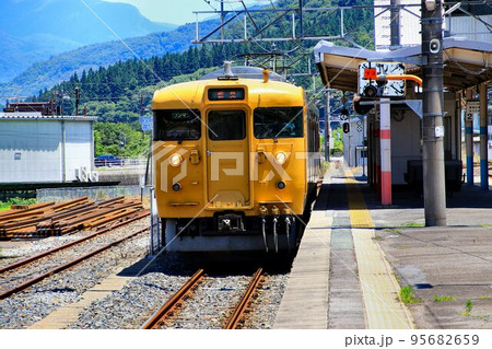 瀬戸内と日本海を繋ぐ大動脈『陰陽連絡路線』…伯備線を行く黄色い115系 瀬戸内と日本海を繋ぐ大動脈『陰陽連絡路線』…伯備線を行く黄色い115系 95682659