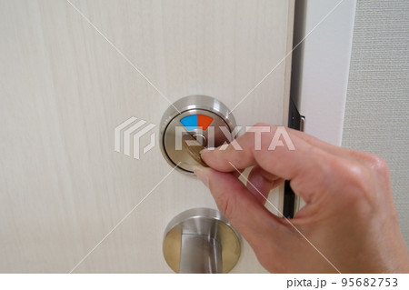 トイレのドアの鍵の解錠 95682753