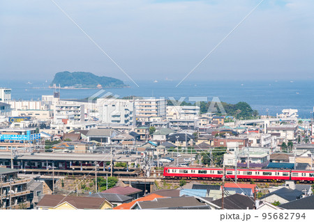【神奈川県】横須賀の海沿いの街並み 95682794