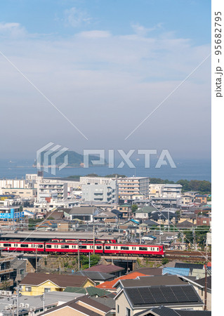 【神奈川県】横須賀の海沿いの街並み 【神奈川県】横須賀の海沿いの街並み 95682795