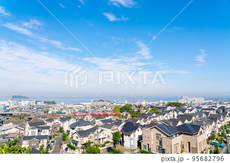 【神奈川県】横須賀の海沿いの街並み 95682796