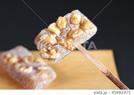 くるみゆべしを食べる くるみゆべしを食べる 95682975