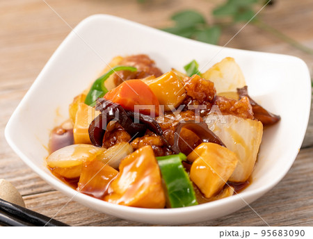 酢豚 ( すぶた ) アップ　箸でつまむ 95683090