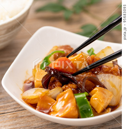 酢豚 ( すぶた ) アップ　箸でつまむ 95683093