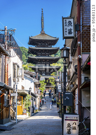 【京都府】爽やかな青空と東山のシンボル八坂の塔 95683113