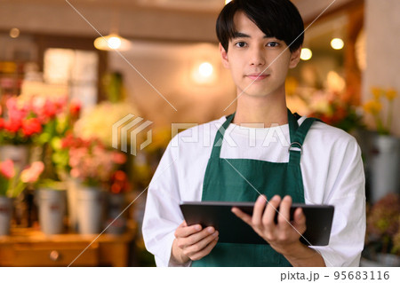 カフェで働くイケメンの男性 カフェで働くイケメンの男性 95683116