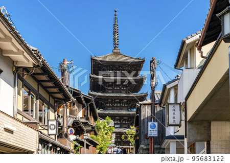 【京都府】爽やかな青空と東山のシンボル八坂の塔 95683122