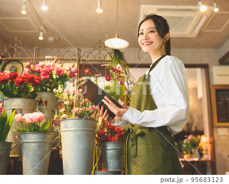 花屋の美人店員さんのポートレート 95683123