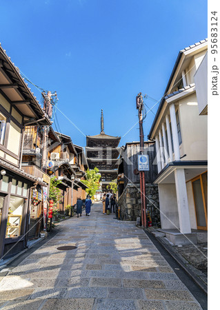 【京都府】爽やかな青空と東山のシンボル八坂の塔 95683124