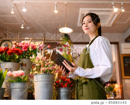 おしゃれな花屋の店員さん 95683143
