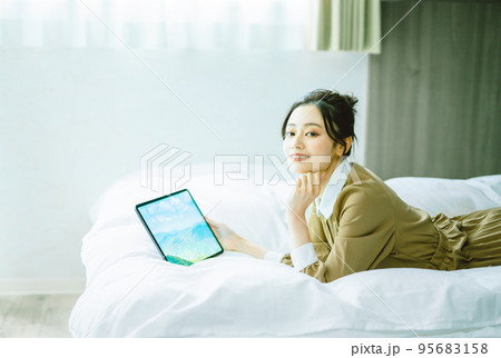 タブレットを観る女性 95683158