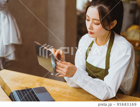 事務作業中の女性店長 95683169