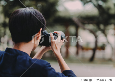屋外で撮影する男性 屋外で撮影する男性 95683176