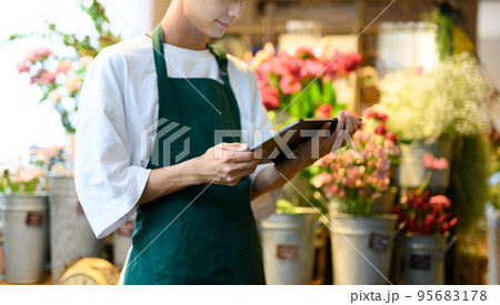 花屋で働くスタッフ 95683178