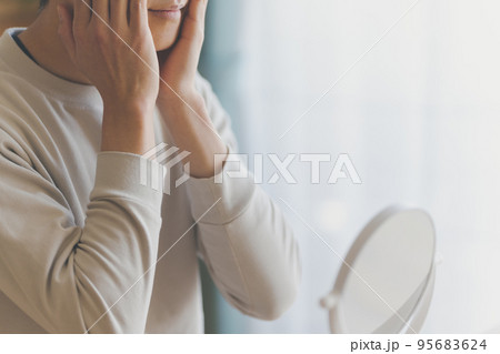 メンズコスメを試す男性の手元 95683624