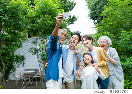 スマホで自撮りをする三世代家族 95683703