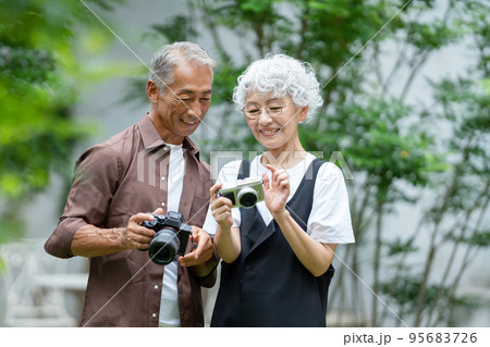 シニアカップル カメラ 旅行 シニアカップル カメラ 旅行 95683726