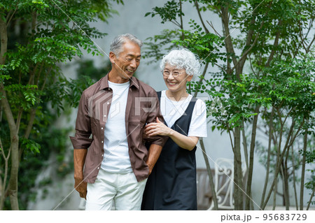 シニア夫婦　旅行 95683729